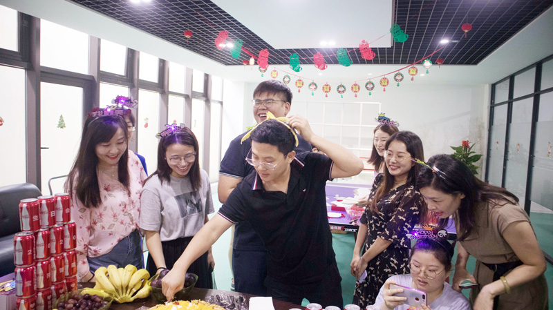 八月集體生日會 | 與久違的祝?；馃嵯嘧?  src="/uploads/allimg/210903/1-210Z3141000F3.jpg" /></p>
<p>“云天收夏色，木葉動秋聲。”立秋雖已過，仲夏的熱情卻并未減退半分。8月11日，在這驕陽似火、蟬聲陣陣的日子里，寶開在企業總部活動室舉辦新一期集體生日會，為8-9月生日的伙伴慶生。</p>
<p><img alt=